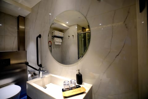 Premium Suite | Bathroom | Shower, free toiletries, hair dryer, slippers