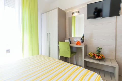 Single Room | Desk, cribs/infant beds, bed sheets