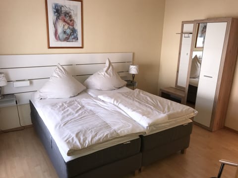 Double Room | Desk, free WiFi, bed sheets