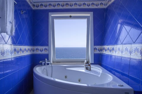 Deluxe Double Room, Sea View | Bathroom | Shower, rainfall showerhead, free toiletries, hair dryer