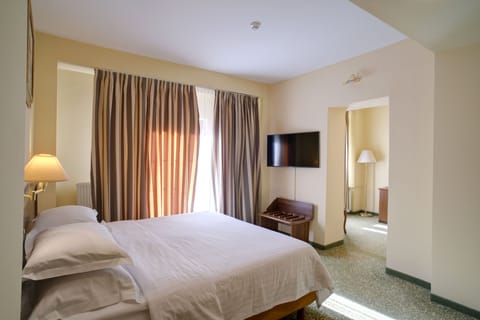 Junior Suite, 1 Queen Bed, Non Smoking | Egyptian cotton sheets, premium bedding, memory foam beds, minibar