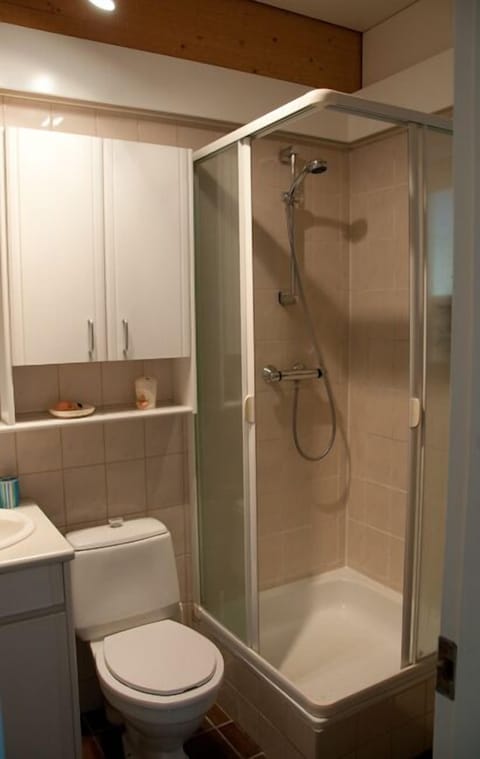 Separate tub and shower, deep soaking tub, rainfall showerhead, towels