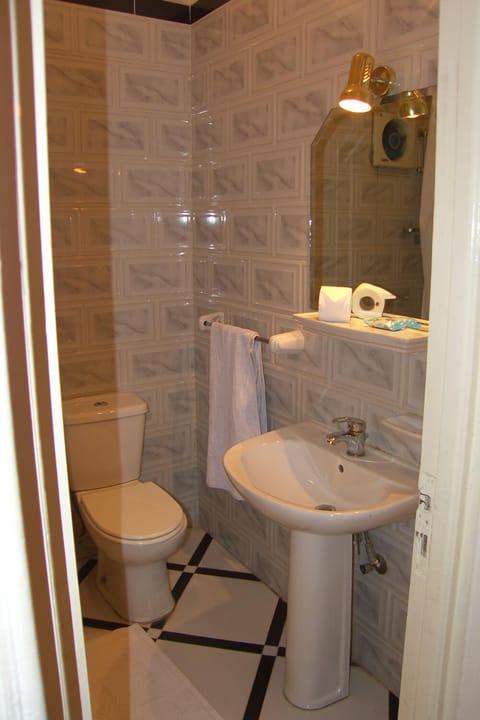 Combined shower/tub, hair dryer, towels