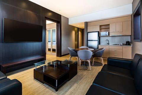 Suite, 1 King Bed | In-room safe, desk, laptop workspace, blackout drapes