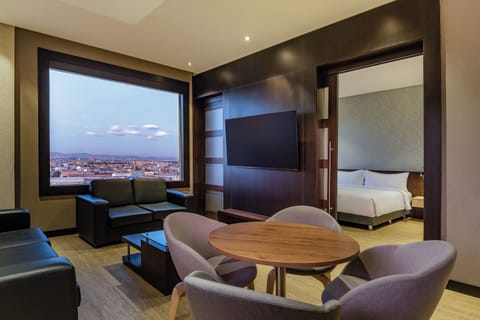 Suite, 1 King Bed | City view