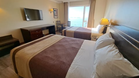 Double Room, Ocean View | Minibar, in-room safe, desk, blackout drapes