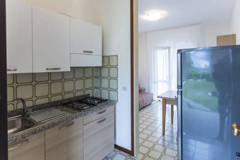 Apartment, 2 Bedrooms (5 People) | Private kitchen | Full-size fridge, stovetop, cookware/dishes/utensils