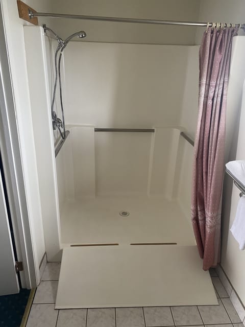 Room, 1 Queen Bed | Accessible bathroom