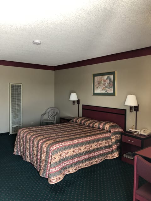 Room, 1 Queen Bed | Free WiFi, bed sheets