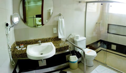 Deluxe Double or Twin Room | Bathroom | Hair dryer, towels