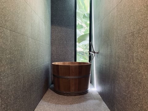 Lanna Suite | Bathroom shower