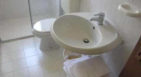 Studio, Patio | Bathroom | Shower, free toiletries, hair dryer, towels