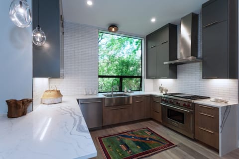 The House of Yes- Luxury Urban Farm House. Walking distance to downtown (41)