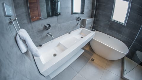 Apartment, 2 Bedrooms | Bathroom | Shower, free toiletries, bathrobes, slippers