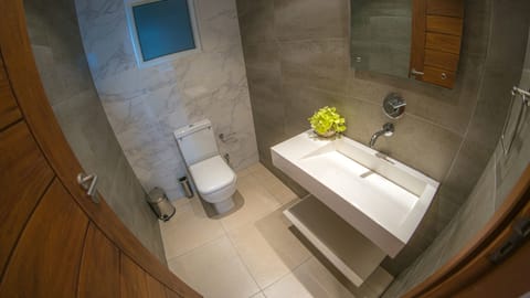 Apartment, 3 Bedrooms | Bathroom | Shower, free toiletries, bathrobes, slippers