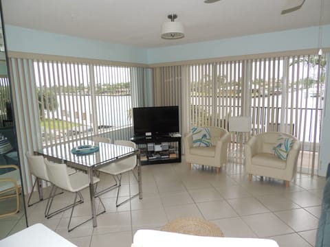 Superior Apartment, 1 Bedroom (Intracoastal View) | In-room dining