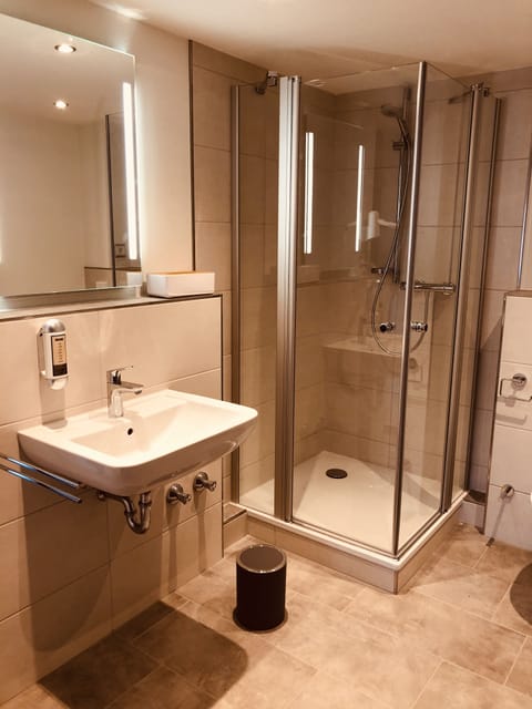 Superior Suite | Bathroom | Free toiletries, hair dryer, towels, soap