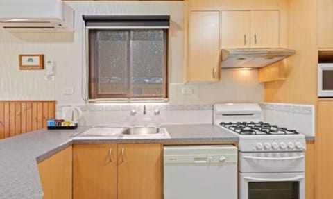 Deluxe Spa Cabin | Private kitchen | Fridge, microwave, stovetop, cookware/dishes/utensils