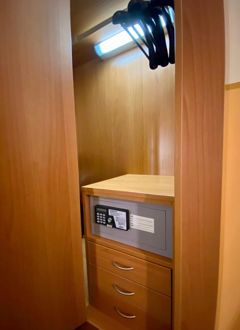 Economy Room, 1 Large Twin Bed | Hypo-allergenic bedding, minibar, in-room safe, desk