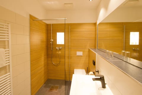 Deluxe Quadruple Room | Bathroom | Shower, free toiletries, hair dryer, towels