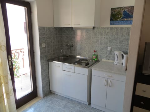 Studio Apartment | Private kitchenette | Fridge, electric kettle