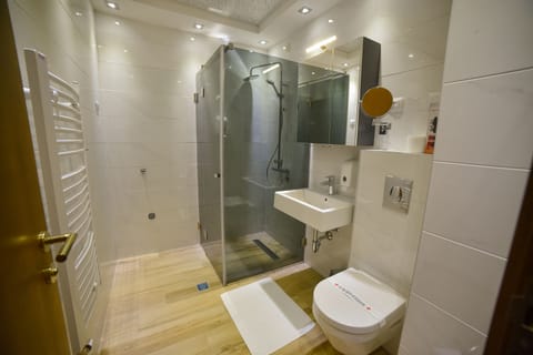 City Studio | Bathroom | Shower, hair dryer, towels, soap