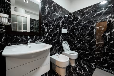 Superior Apartment | Bathroom | Shower, free toiletries, hair dryer, slippers