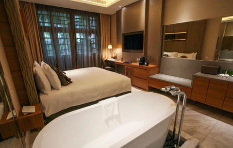 Deluxe Garden Room | Deep soaking bathtub