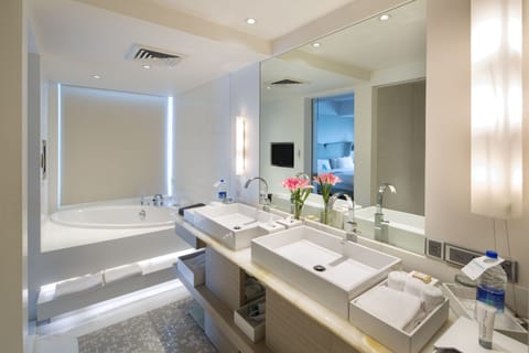 Superior Suite | Bathroom | Separate tub and shower, deep soaking tub, rainfall showerhead