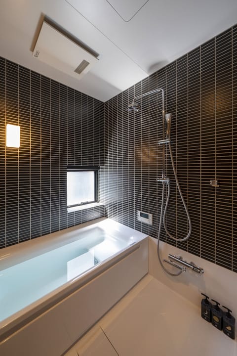Happyaku | Bathroom | Combined shower/tub, rainfall showerhead, free toiletries, hair dryer