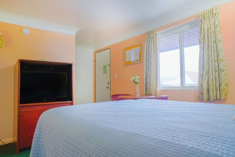 Room, 1 Queen Bed, Jetted Tub | Pillowtop beds, iron/ironing board, free WiFi, bed sheets