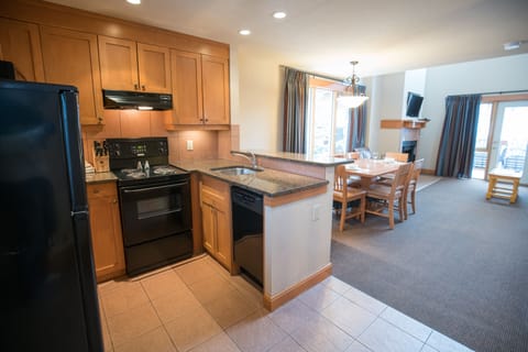 Premier Condo, 2 Bedrooms (Loft) | Private kitchen | Fridge, oven, stovetop, dishwasher