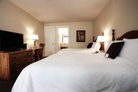 Traditional Room, 2 Double Beds | Premium bedding, pillowtop beds, iron/ironing board, free WiFi