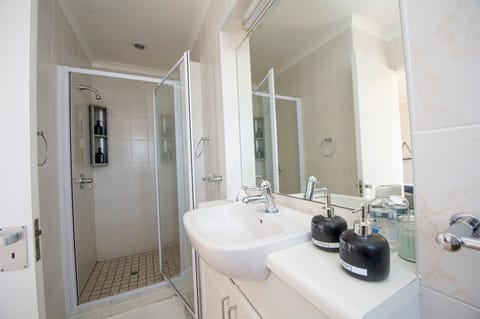 Double Room with sea & mountain views | Bathroom | Shower, free toiletries, hair dryer, bathrobes