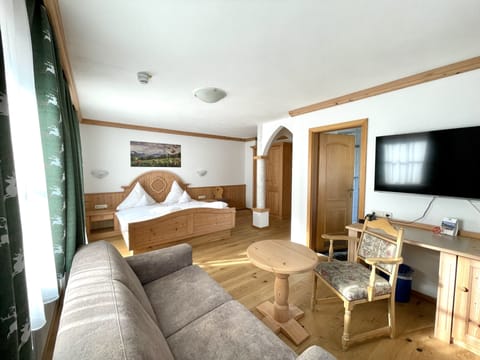 Comfort Twin Room | Hypo-allergenic bedding, minibar, in-room safe, desk