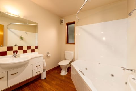 Executive Room, 1 Bedroom | Bathroom | Free toiletries, hair dryer, slippers, towels