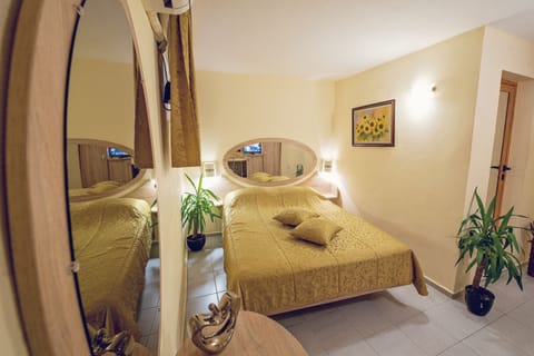 Premium bedding, minibar, desk, iron/ironing board