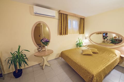 Premium bedding, minibar, desk, iron/ironing board