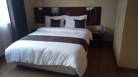 Apartment, 2 Bedrooms | Premium bedding, memory foam beds, desk, iron/ironing board