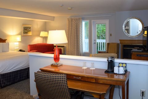 Deluxe Room, Lake View | Iron/ironing board, free cribs/infant beds, free WiFi, bed sheets