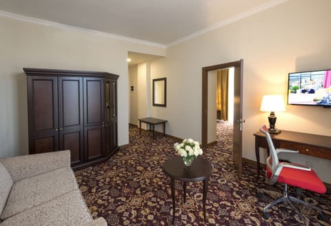 Grand Suite | In-room safe, desk, laptop workspace, iron/ironing board