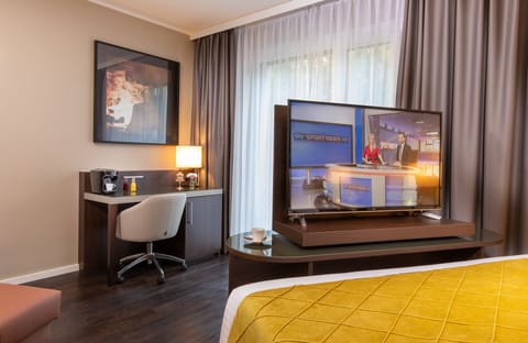 Deluxe Room | Minibar, in-room safe, desk, soundproofing