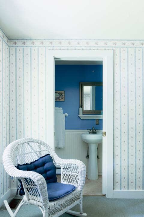 The Blue Room | Bathroom | Combined shower/tub, towels