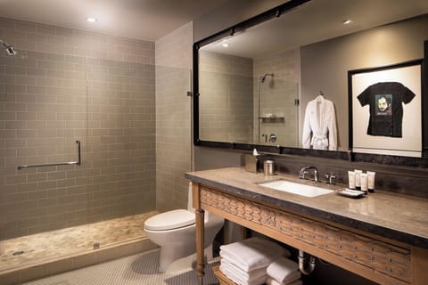 Junior Suite, 1 King Bed, Corner | Bathroom | Shower, hydromassage showerhead, designer toiletries, hair dryer