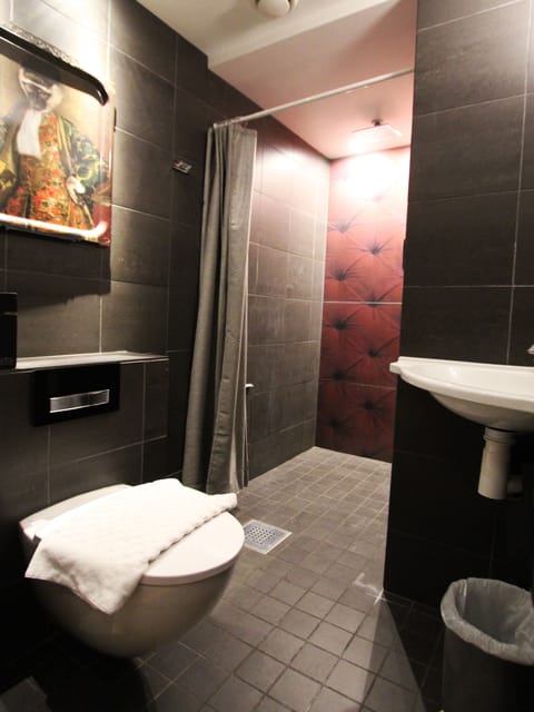 Deluxe Twin Room, Private Bathroom (No Windows) | Bathroom | Towels