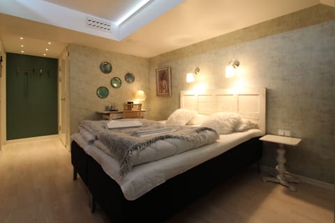 Deluxe Twin Room, Private Bathroom (No Windows) | Hypo-allergenic bedding, individually decorated, individually furnished