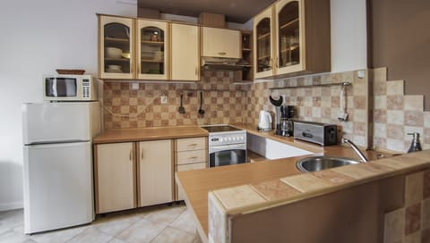 Traditional Apartment | Private kitchen | Full-size fridge, microwave, stovetop, coffee/tea maker