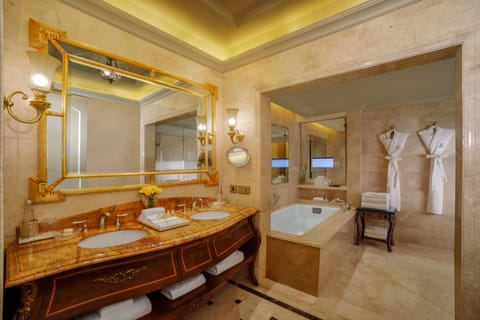 Bathroom | Combined shower/tub, deep soaking tub, rainfall showerhead