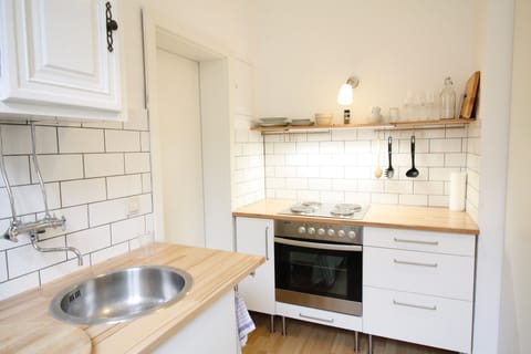 Apartment Ella | Private kitchen | Fridge, stovetop, cookware/dishes/utensils