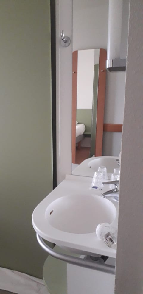 Double Room | Bathroom sink